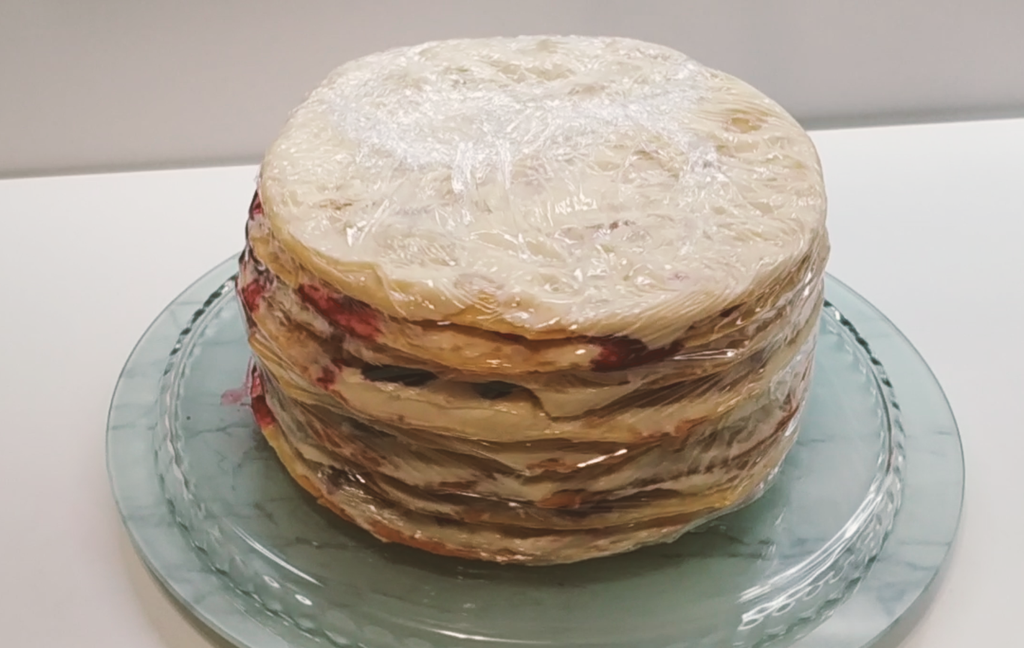 Торт Наполеон с ягодной прослойкой рецепт. Торт Наполеон творожный с прослойкой ягод рецепт. Как срезать коржи для торта. Как выровнять края торта коржи в домашних условиях.