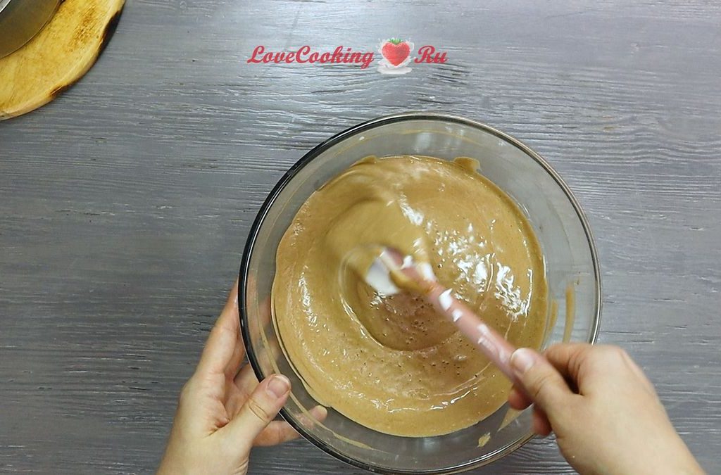 Тесто из домашней сметаны. Тесто перелить в форму для торта. Как сделать подкладную сметану в домашних условиях.