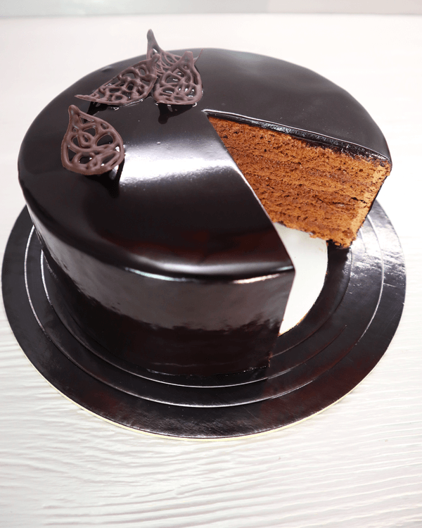 Бисквитный слоеный торт в шоколадной глазури. Видео рецепт