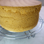 Шпинатно-фисташковый торт с клубникой