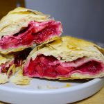 Заварная пасха с манго, малиной и фисташками